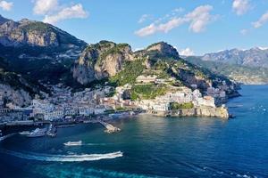 antenne visie van de stad van amalfie langs de amalfie kust in Italië. foto