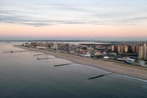 antenne visie langs coney eiland in brooklyn, nieuw york Bij zonsopkomst. foto