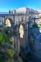 rotsachtig landschap van ronda stad met puente nuevo brug en gebouwen, Andalusië, Spanje foto