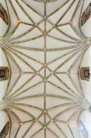 interieur gotisch plafond van de 15e eeuw st. jerome de Koninklijk kerk, Spaans, iglesia de san jeronimo el echt in Madrid, Spanje. foto