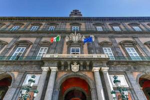 buitenkant facade van de Koninklijk paleis van Napels in Italië. foto