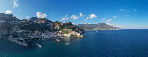 antenne visie van de stad van amalfie langs de amalfie kust in Italië. foto