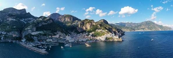 antenne visie van de stad van amalfie langs de amalfie kust in Italië. foto