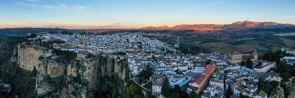 rotsachtig landschap van ronda stad met puente nuevo brug en gebouwen, Andalusië, Spanje foto