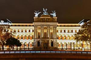 visie Aan de stimuleren paleis, de stoel van landbouw, visserij en voedsel ministerie in Madrid, Spanje Bij nacht. opschrift ministerie van landbouw. foto