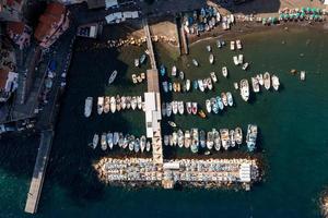 antenne visie van tony's strand in sorrento, Italië Aan een zomer dag. foto