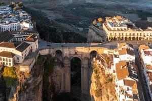 rotsachtig landschap van ronda stad met puente nuevo brug en gebouwen, Andalusië, Spanje foto