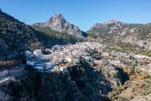 antenne visie van de wit Spaans stad van grazalema in Spanje. foto