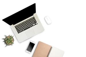 witte achtergrond met laptop, smartphone en notebook foto