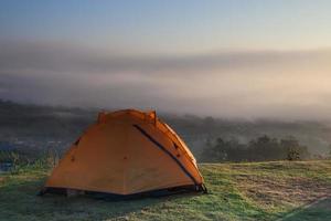 oranje tent bij zonsopgang foto