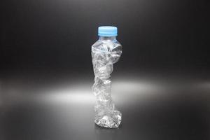 plastic fles op zwarte ondergrond foto