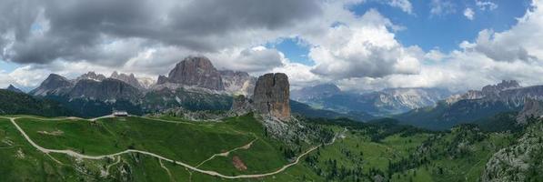 panoramisch landschap van de cinque Torri in de dolomiet bergen van Italië. foto