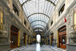 Napels, Campanië, Italië -augustus 16, 2021, interieur van de galleria principe di napoli gebouwd in de negentiende eeuw in vrijheid stijl. foto