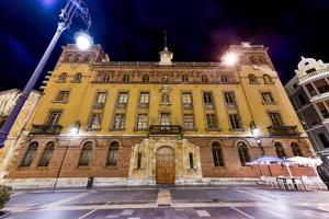 de bisschoppelijk paleis Bij nacht in de stad van leon, Spanje door de kathedraal. foto