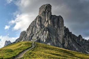 panoramisch visie van passo giau in de dolomiet bergen van Italië. foto