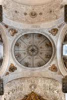 sevilla, Spanje - dec 7, 2021, rijk interieur van de ziekenhuis de la caridad kerk in sevilla, Spanje foto