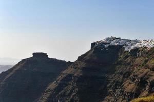 charmant visie fira dorp Aan Santorini eiland, Griekenland. traditioneel beroemd blauw koepel kerk over- de caldera in Egeïsch zee. traditioneel blauw en wit cycladen architectuur. foto