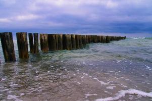 Aan de strand van de Baltisch zee in zinst. visie van de zee met golfbreker. landschap foto