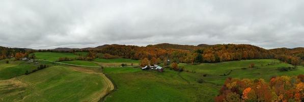 panoramisch visie van een landelijk boerderij in herfst in Vermont. foto