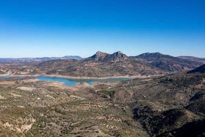 blauw meer in zahara de la Sierra in Sierra de grazalema natuurlijk park, cadiz provincie, Malaga, Andalusië, Spanje foto