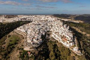 Andalusisch stad- van meer de la frontera met mooi platteland Aan Aan een zonnig dag, cadiz provincie, Andalusië. foto