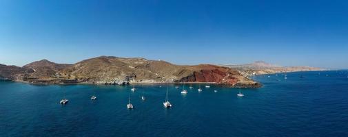 de beroemd rood strand in santorini, Griekenland met een blauw lucht. foto