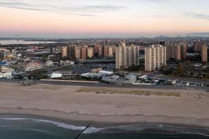 antenne visie langs coney eiland in brooklyn, nieuw york Bij zonsopkomst. foto