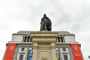 Madrid, Spanje - nov 18, 2021, monument van de koningin isabel ii van Spanje in voorkant van de teatro echt Koninklijk theater of Madrid opera Bij plein de isabel ii plein de la opera . foto