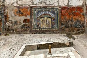 ruïnes van een oude stad vernietigd door de uitbarsting van de vulkaan Vesuvius in 79 advertentie in de buurt Napels, archeologisch park van ercolano. foto