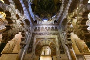 Cordoba, Spanje - nov 28, 2021, mihrab van de mezquita kathedraal. UNESCO wereld erfgoed plaats, populair toerist bestemming, prima voorbeeld van 10e eeuw Islamitisch architectuur. foto