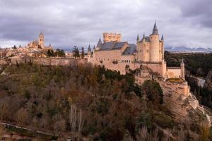 alcazar kasteel in segovia, Spanje. het is een middeleeuws kasteel gelegen in de stad van segovia, in Castilië en leon, Spanje. foto