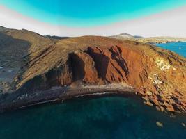 rood strand in santorini, cycladisch eilanden, Griekenland in de zuiden Egeïsch. mooi zomer landschap met een van de meest beroemd stranden in de wereld. foto