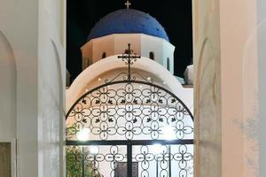 kerk van de heilig kruis in de stad- van emporio, santorio, Griekenland Bij nacht. foto