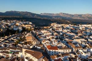 rotsachtig landschap van ronda stad met puente nuevo brug en gebouwen, Andalusië, Spanje foto