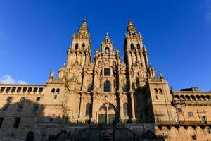 Santiago de compostela kathedraal, facade del obradoiro leeg van mensen. foto