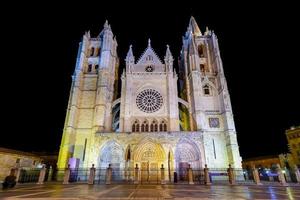 hoofd gotisch facade van leon kathedraal in de avond, Spanje foto