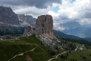 panoramisch landschap van de cinque Torri in de dolomiet bergen van Italië. foto