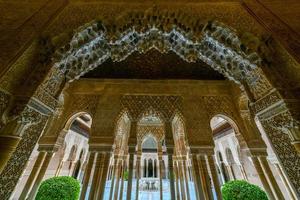 granada, Spanje - nov 29, 2021, binnenplaats van de leeuwen in de alhambra paleis - meesterwerk van moorse architectuur 14e eeuw . foto