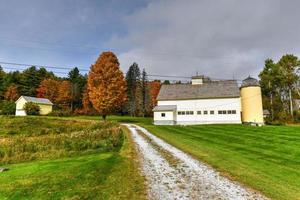 panoramisch visie van een landelijk boerderij in herfst in Vermont. foto