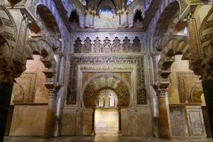 Cordoba, Spanje - nov 28, 2021, mihrab van de mezquita kathedraal. UNESCO wereld erfgoed plaats, populair toerist bestemming, prima voorbeeld van 10e eeuw Islamitisch architectuur. foto