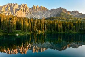 lago di zorgza zorgza meer en dolomiti in trentino-alto-adige, Italië foto