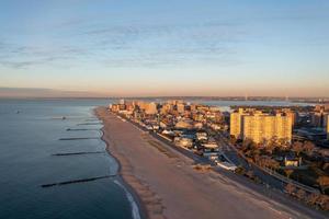 antenne visie langs coney eiland in brooklyn, nieuw york Bij zonsopkomst. foto