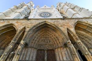 hoofd gotisch facade van leon kathedraal in de avond, Spanje foto