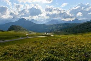 panoramisch visie van passo giau in de dolomiet bergen van Italië. foto