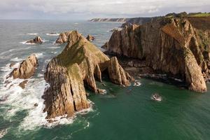 stilte strand, zilver-zanderig inham gesteund door een natuurlijk rots amfitheater in Asturië, Spanje. foto