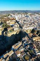 rotsachtig landschap van ronda stad met puente nuevo brug en gebouwen, Andalusië, Spanje foto