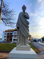 nitraat, Slowakije -29.01.2023 standbeeld van de apostel Thomas in de historisch centrum van de stad. foto