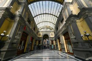 Napels, Campanië, Italië -augustus 16, 2021, interieur van de galleria principe di napoli gebouwd in de negentiende eeuw in vrijheid stijl. foto