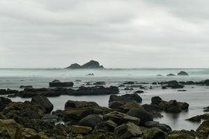 de campiecho strand is gelegen in Asturië, Spanje Aan een bewolkt dag. foto