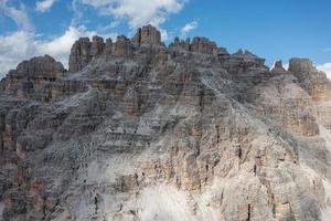 mooi zonnig dag in dolomieten bergen. visie Aan tre cime di lavaredo - drie beroemd berg pieken dat lijken op schoorstenen. foto